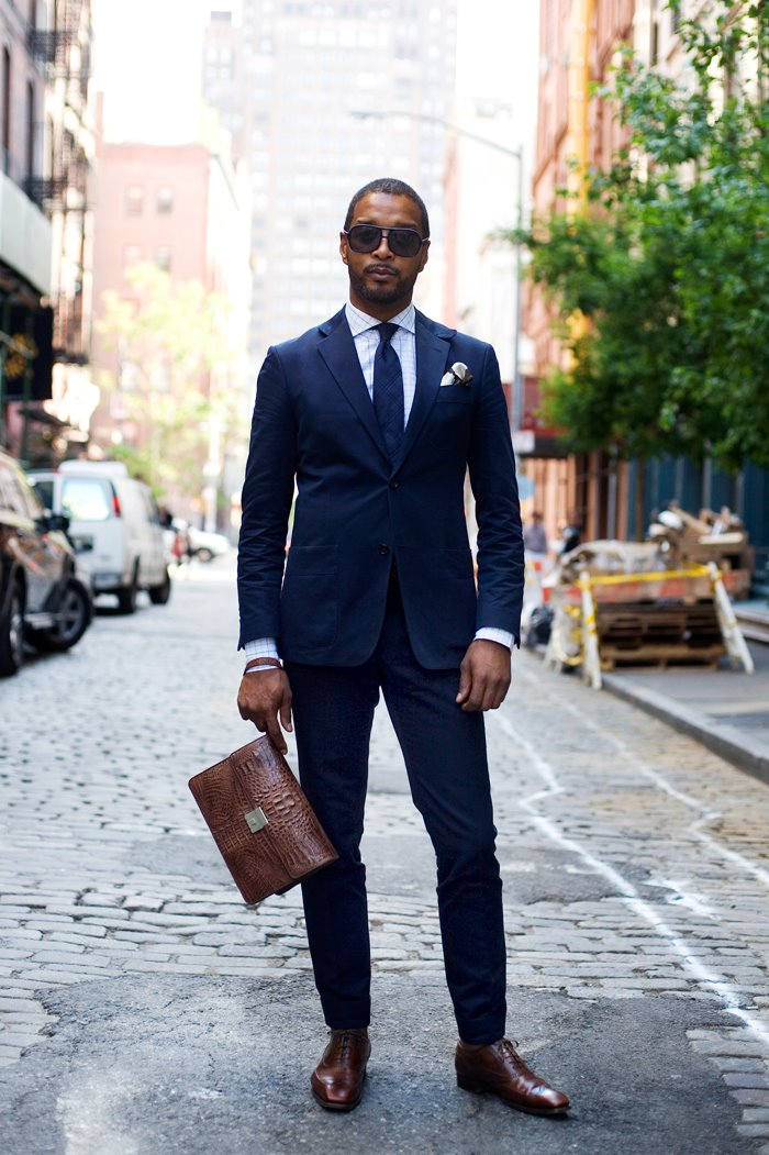 Q and Answer: What Color Shoes Should I Wear With a Navy Suit?