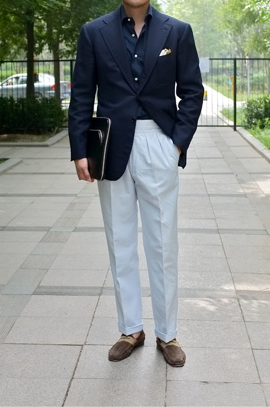 How great high-waisted trousers with pleats can look on a slim build