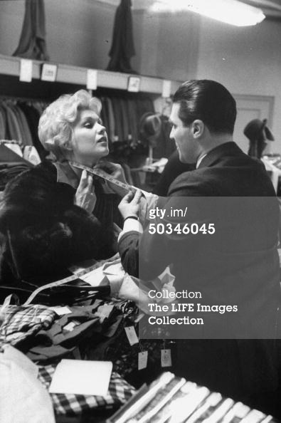 Kim Novak gets measured for a men&rsquo;s shirt